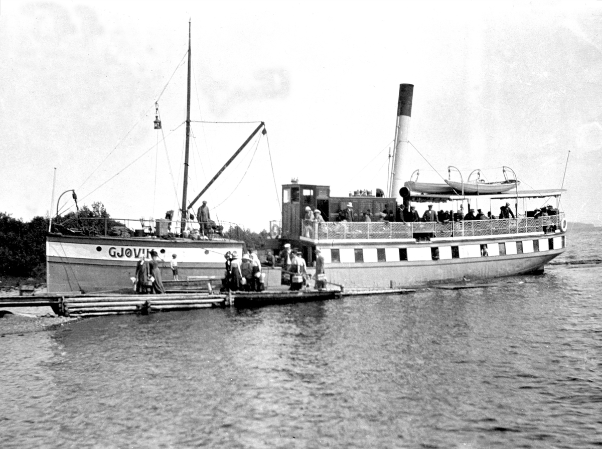 Anno Domkirkeodden, Mjøsbåten D.S. Gjøvik slipper av passasjerer ved ukjent brygge.
