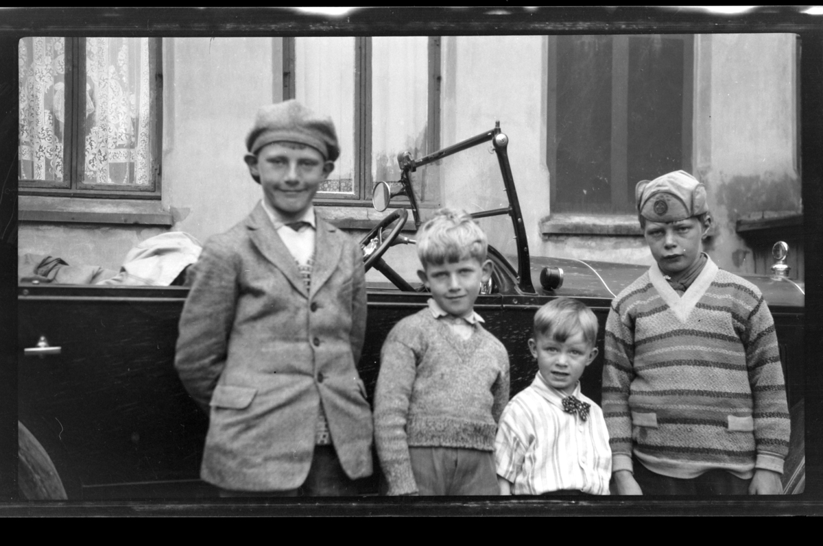 Rolf Sr. Sundt, Julius Sundt, Rolf Sundt jr, Arne Moestue og Einar Aubert Hansen står foran en bil, Drammen. Fotografert 1928.