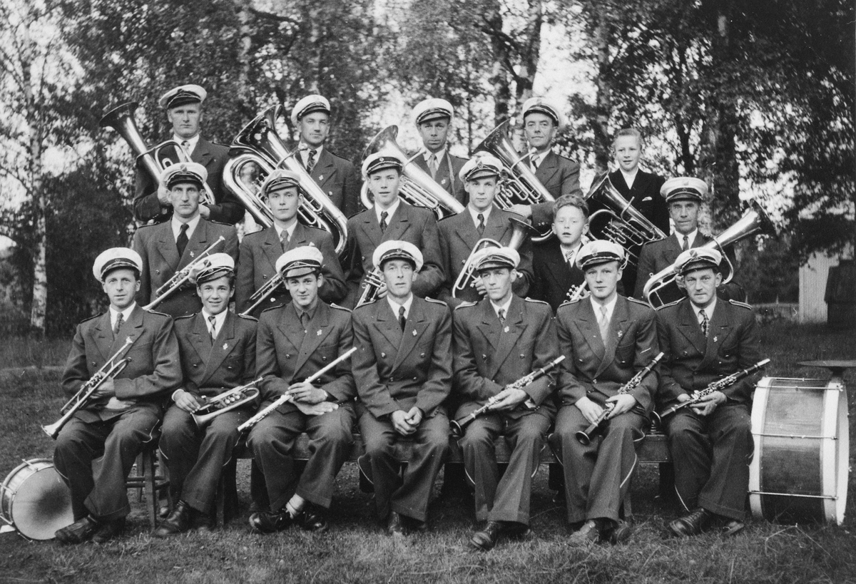 Anno Domkirkeodden, NORDBYGDA MUSIKKORPS, FORAN FRA VENSTRE: MAGNUS SLETTEN, EYVIND LUNDBY, JON LUNDBY, DIRIGENT EYVIND BAKKEN, GUSTAV LIEN, GUDMUND LØVLIEN OG MARTIN KVÆRNENG, REKKE 2 FRA VENSTRE: ARNE KVERNENG, JAN MAGNE NYGÅRD, OTTO MIKKELSEN, MARIUS HARALDSEN, GUTT: KJELL SØBY OG PETTER PALERUD, REKKE 3 FRA VENSTR…