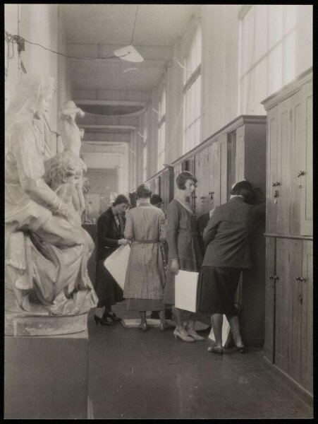 Hoppé, Emil Otto, Taking work out of lockers, Royal College of Art