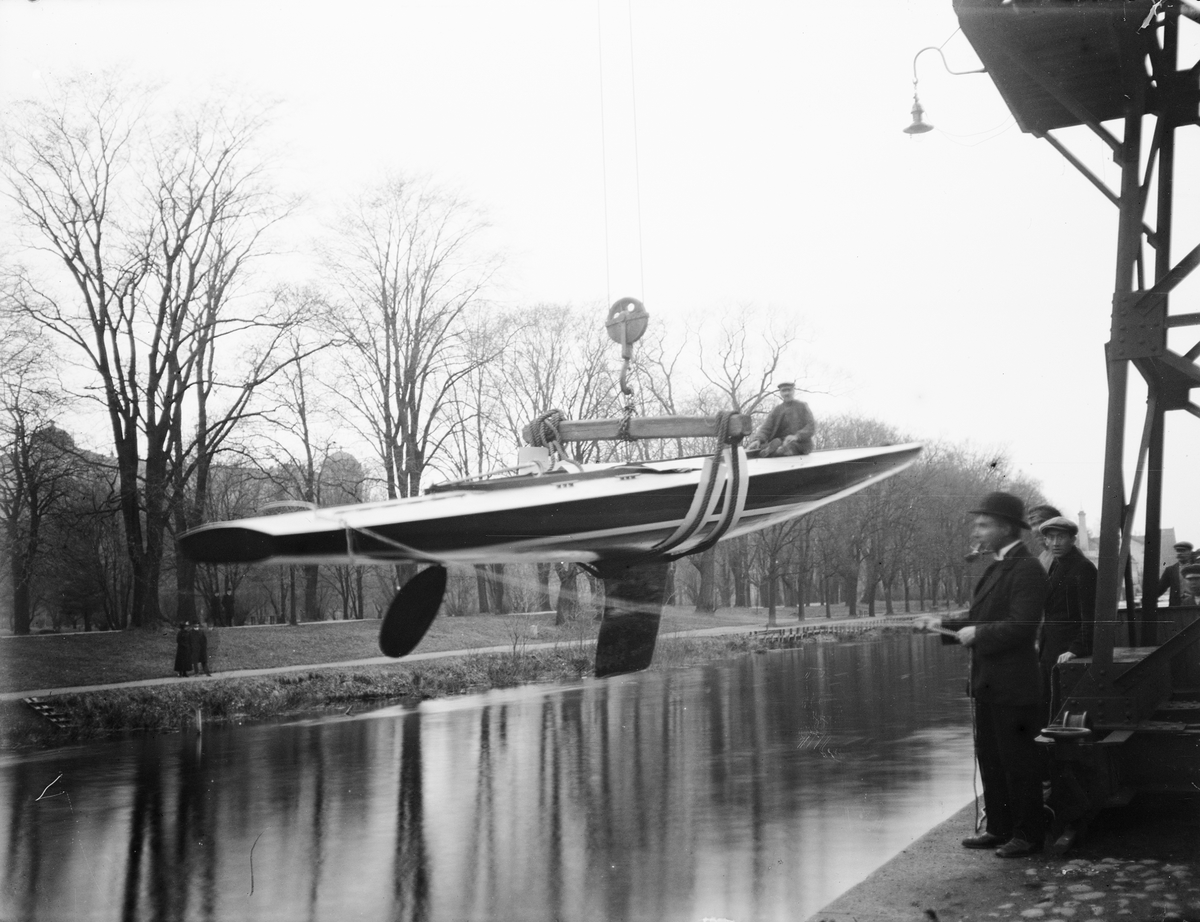 Paul Sandberg, Sjösättning av segelbåt, Fyrisån, Kungsängen, Uppsala 1929