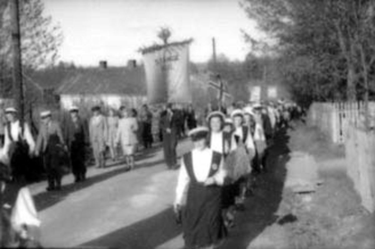 Anno Domkirkeodden, 17 MAI TOGET OPP THONSBAKKEN