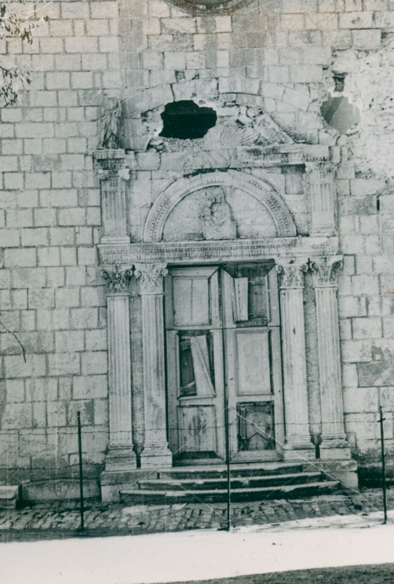 Branko Fučić, Osor (Mali Lošinj), Crkva sv. Gaudencija, portal: oštećenje zida i plastične dekoracije