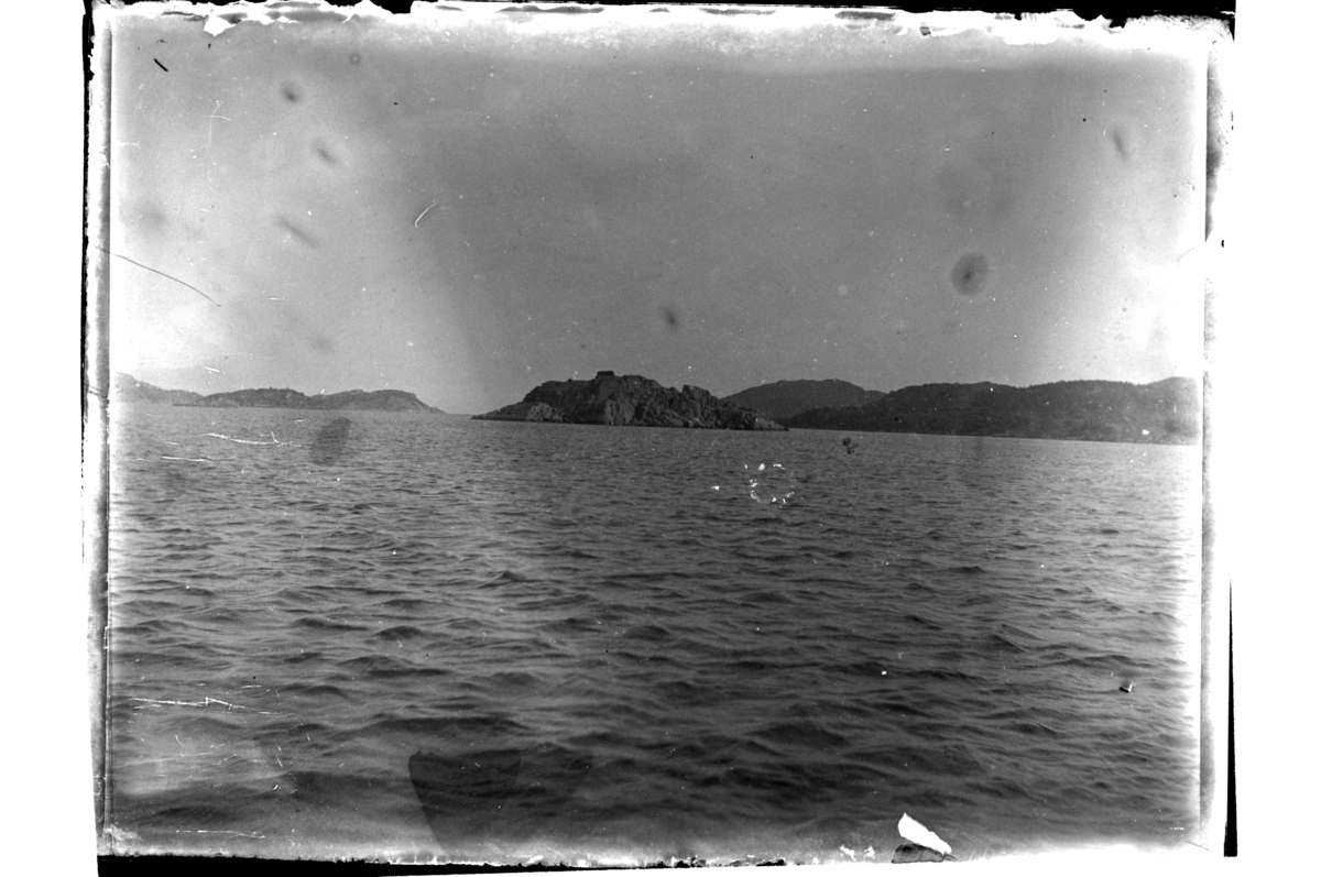 Rolf Sr. Sundt, Fisholmen sett fra Farøy, Farsund. Antagelig fotografert rundt 1900.