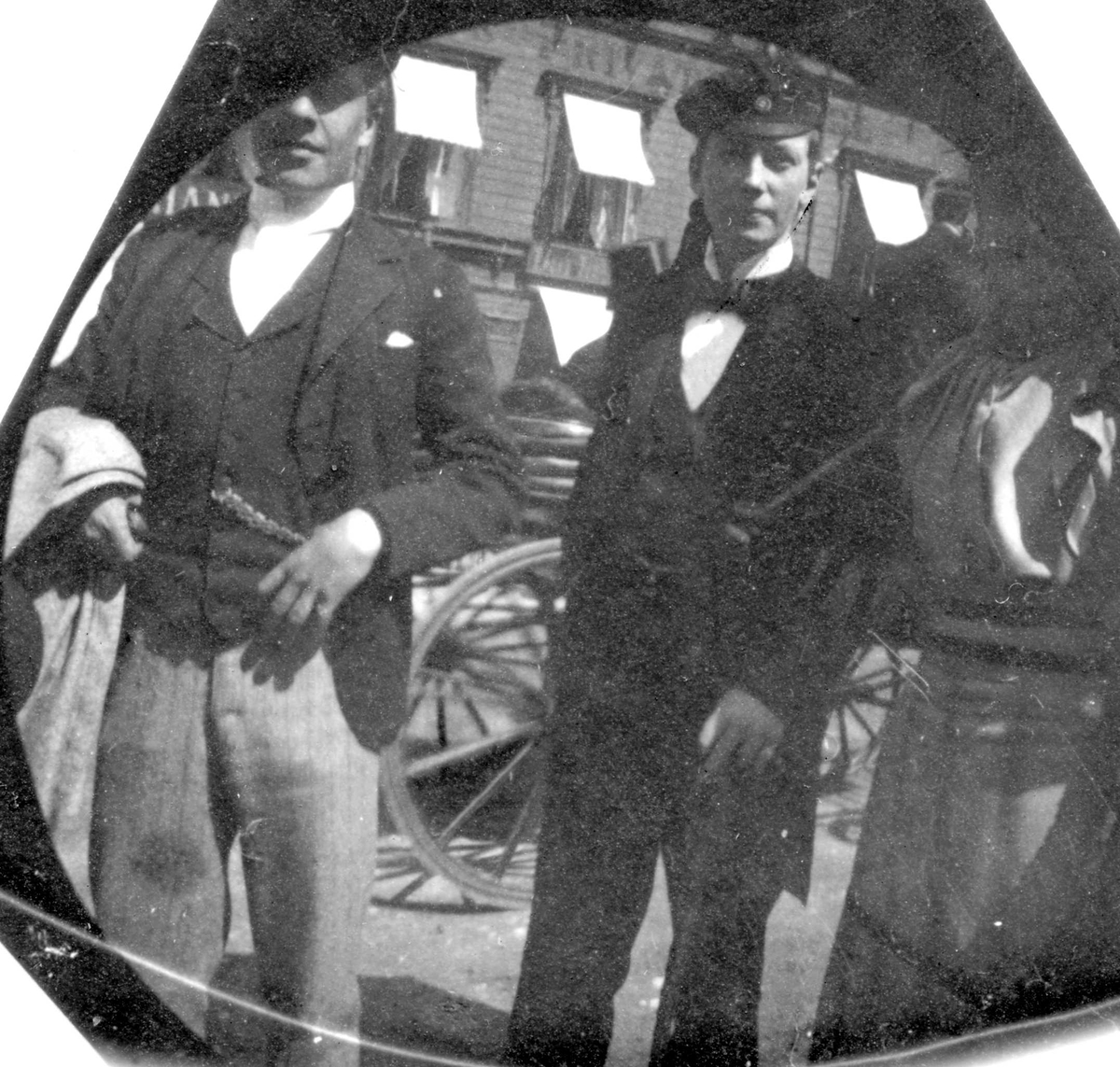 Fredrik Carl Mülertz Størmer, Studentene Kalle Gjerdrum, senere ved Rjukanbanen, og Koren, senere i diplomatiet, i bygate, Oslo.