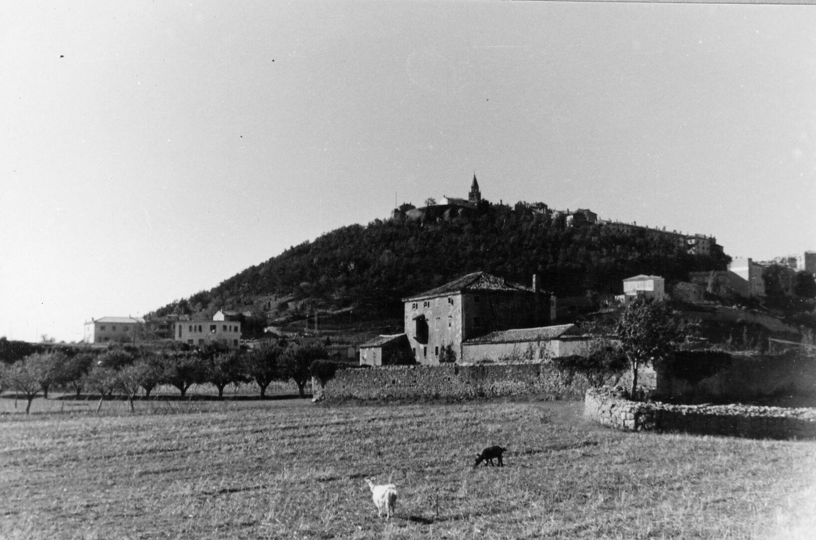 Branko Fučić, Labin, kuća de Pangher u krajoliku (stražnja strana) s mjestom poviše u pozadini
