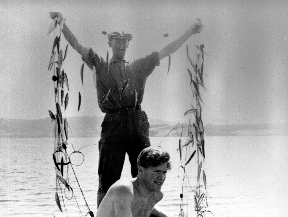 Anno Domkirkeodden, Harald Moen f.1922 fisker sild med garn. Grimsrud, Helgøya.