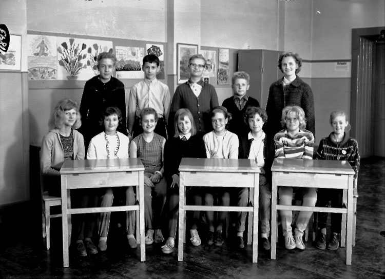 Sven Lindskog, Olaus Petri gamla skola, klassrumsinteriör, 12 skolbarn med lärarinna fru Ulla Lilienberg. Klass 6F, sal 29.