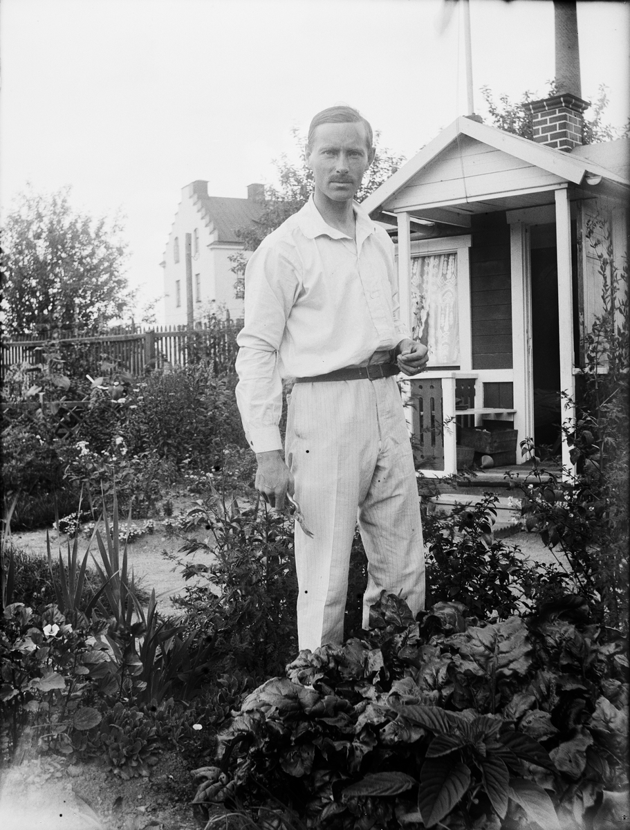 Josef Ärnström, Sannolikt Josef Ärnström vid familjens kolonistuga, nuvarande kvarteret Luthagsstranden, i bakgrunden skymtar Hästens skofabrik (AB L. E. Larsson & Co), Luthagen, Uppsala