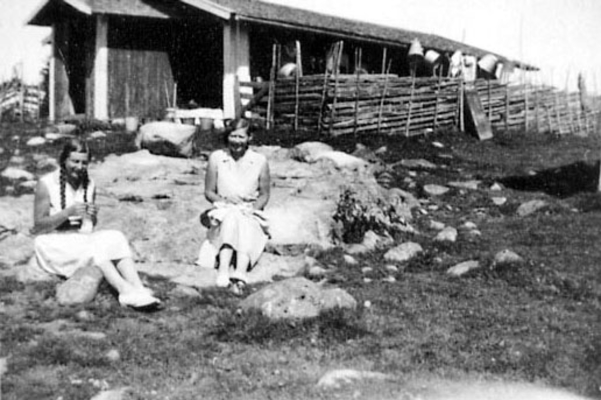 Anno Domkirkeodden, EKSTERIØR: SETER, BUSVOLD SÆTER, PÅ SETERVANGEN: MAJA OUSTAD, ASTRID BUSVOLD MED HÅNDARBEID, ROMEDAL ALLMENNING,