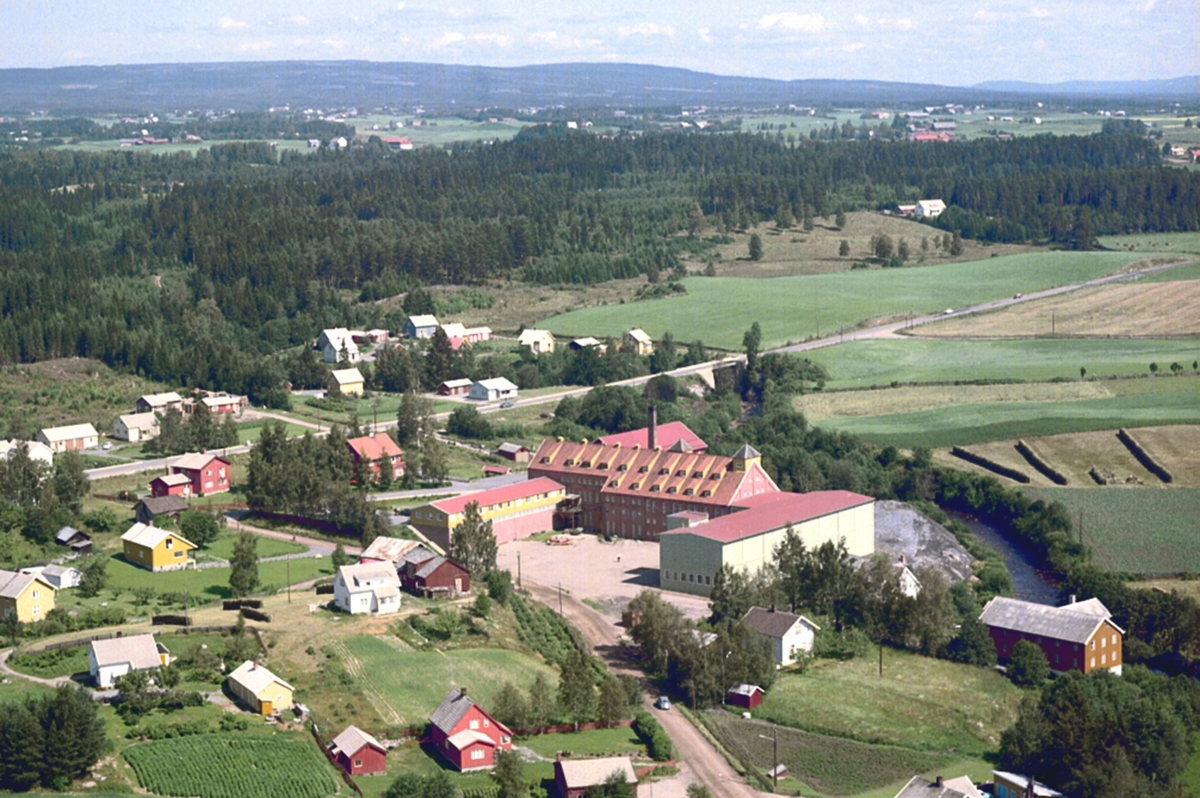 Widerøes Flyveselskap A/S, LØITEN BRÆNDERI, LØTEN BRENNERI. BRENNERIROA. FLYFOTO.