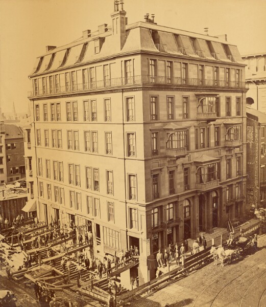 Unknown, The moving of Hotel Pelham, corner Tremont and Boylston Streets, by the City of Boston