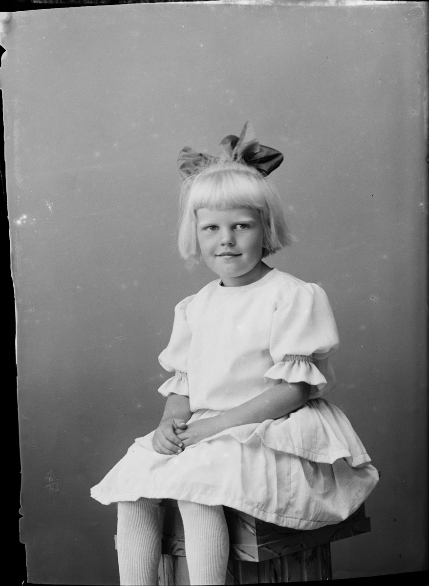 Skötsner-Edhlund, Barnporträtt - flicka, Östhammar, Uppland