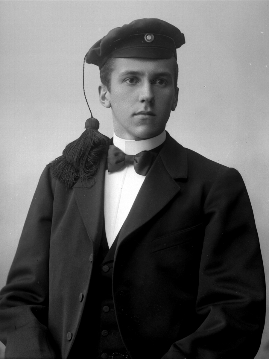 Gustav Borgen, Portrett, mann med studentlue. Student Røer.