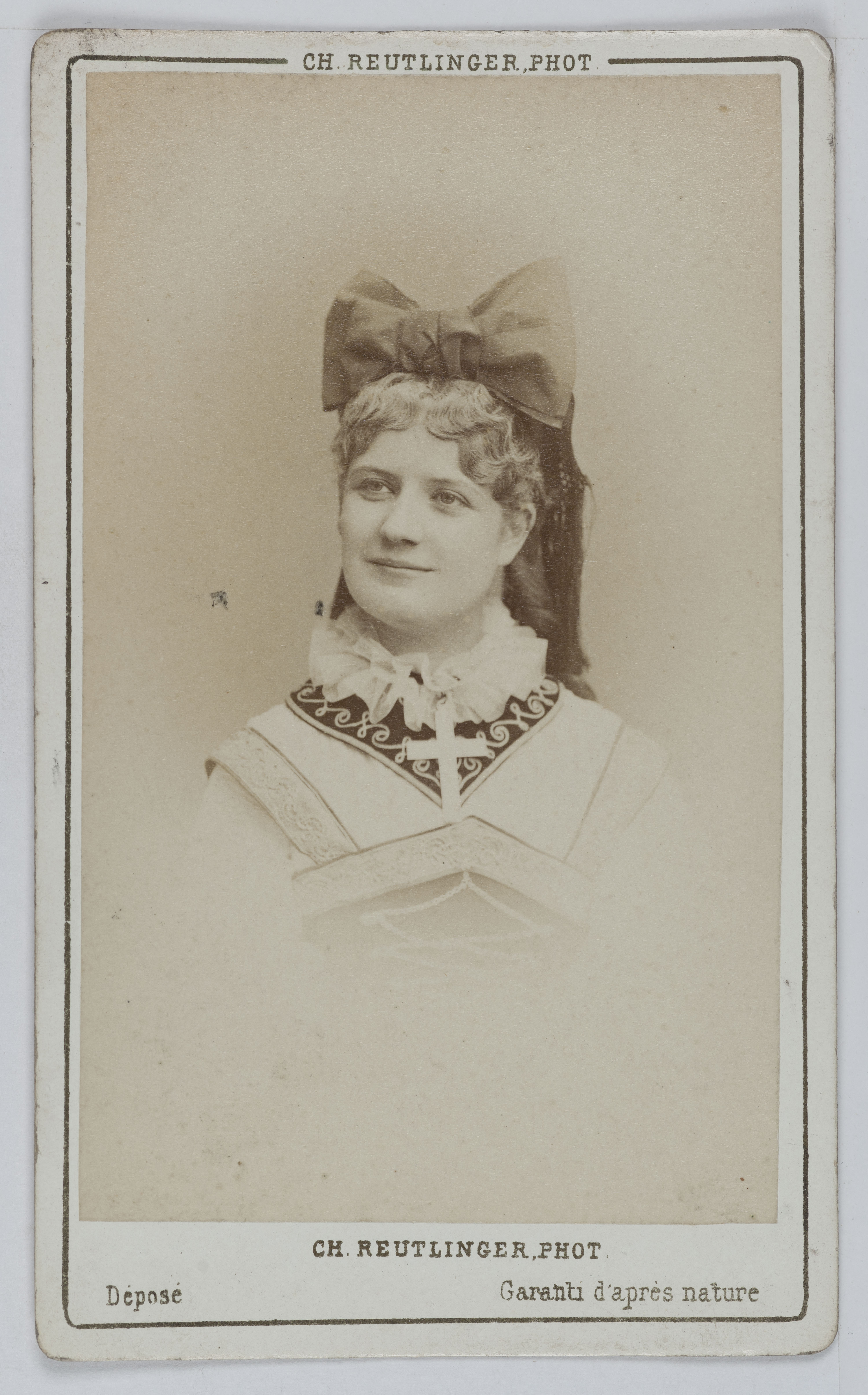 Charles Reutlinger, Portrait de Raymonde, actrice au Théâtre des Bouffes Parisiens en 1868 et au Théâtre du Palais Royal en 1880.