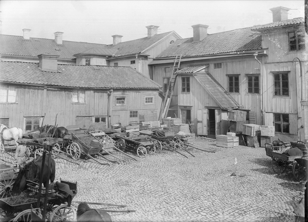 Alfred Dahlgren, Gårdsinteriör Svartbäcksgatan 16, kvarteret Leoparden, Dragarbrunn, Uppsala 1908