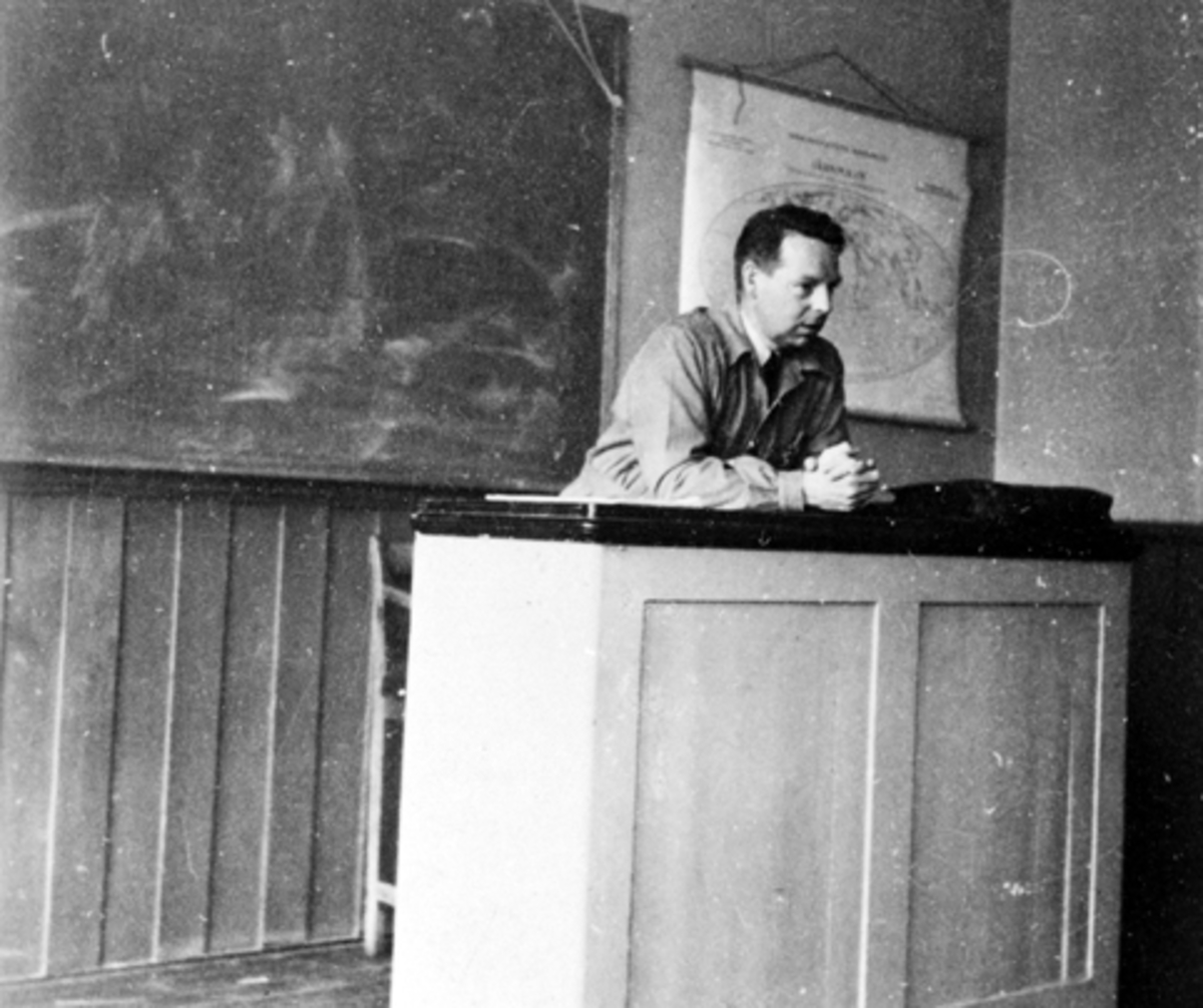 Anno Domkirkeodden, HAMAR KATEDRALSKOLE. LEKTOR BJØRN RUDBERG VED KATETERET. KLASSEROM.