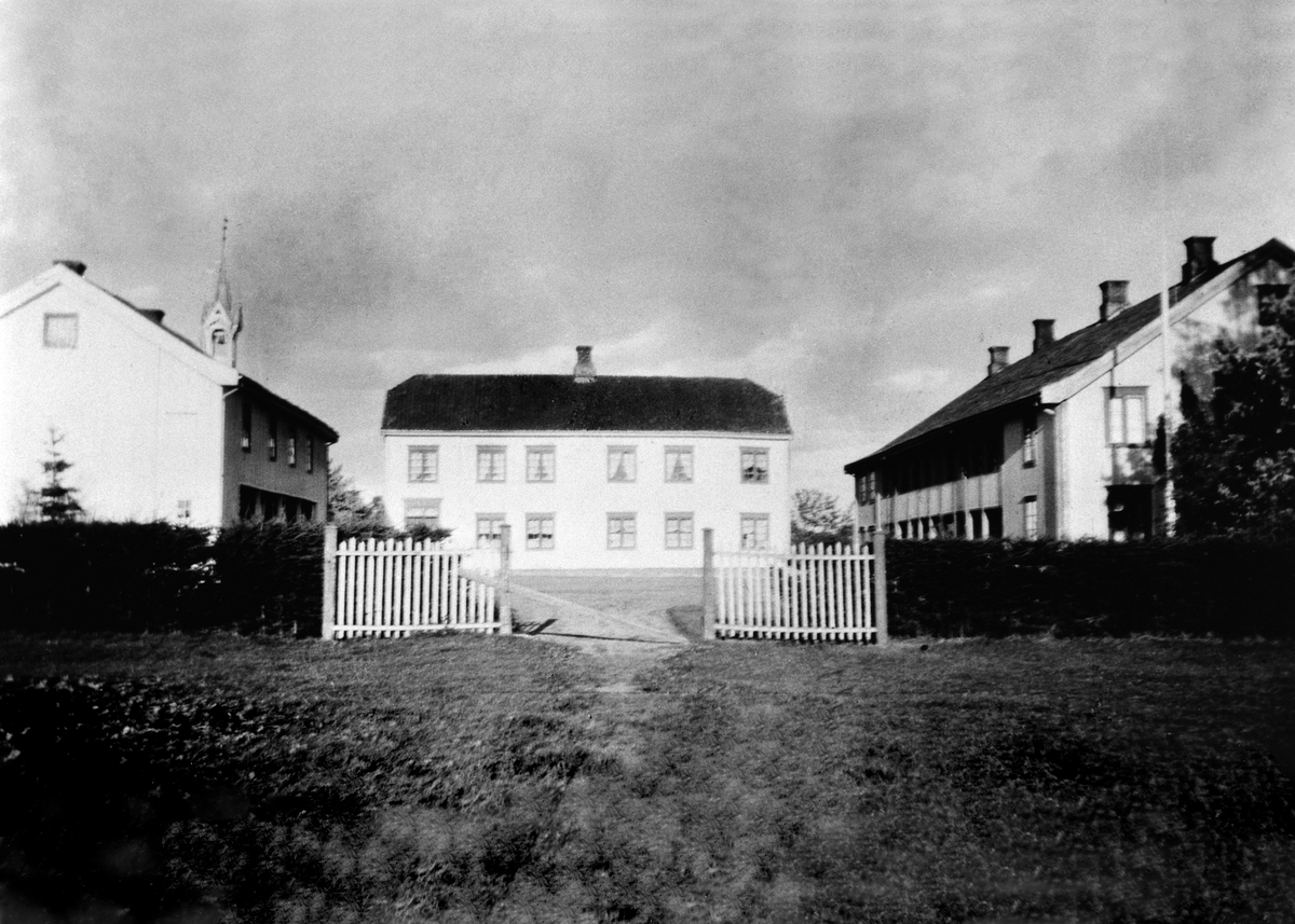 Anno Domkirkeodden, INNTUNET, ÅKER GÅRD, HOVEDBYGNING TIL HØYRE