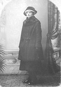 Anno Domkirkeodden, OLINE JOHANSEN FØDT: 1901 SOM KONFIRMANT, HATT OG YTTERKÅPE, MITTRE ÅKERSHAGAN UNDER ÅKER