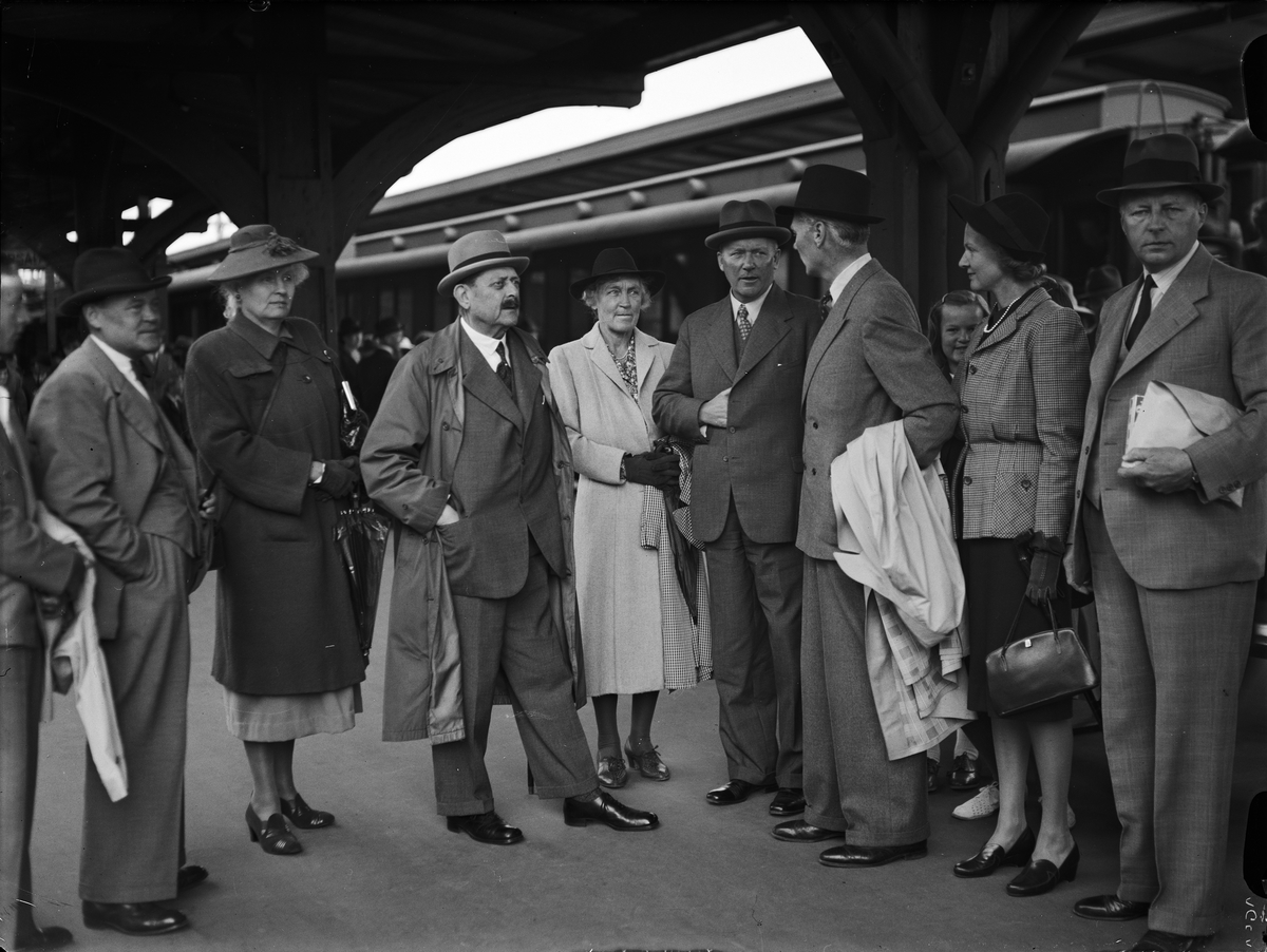 Paul Sandberg, "Upsala ångqvarns personal på utfärd till Furuvik", från avfärden på Uppsala centralstation, Uppsala 1942