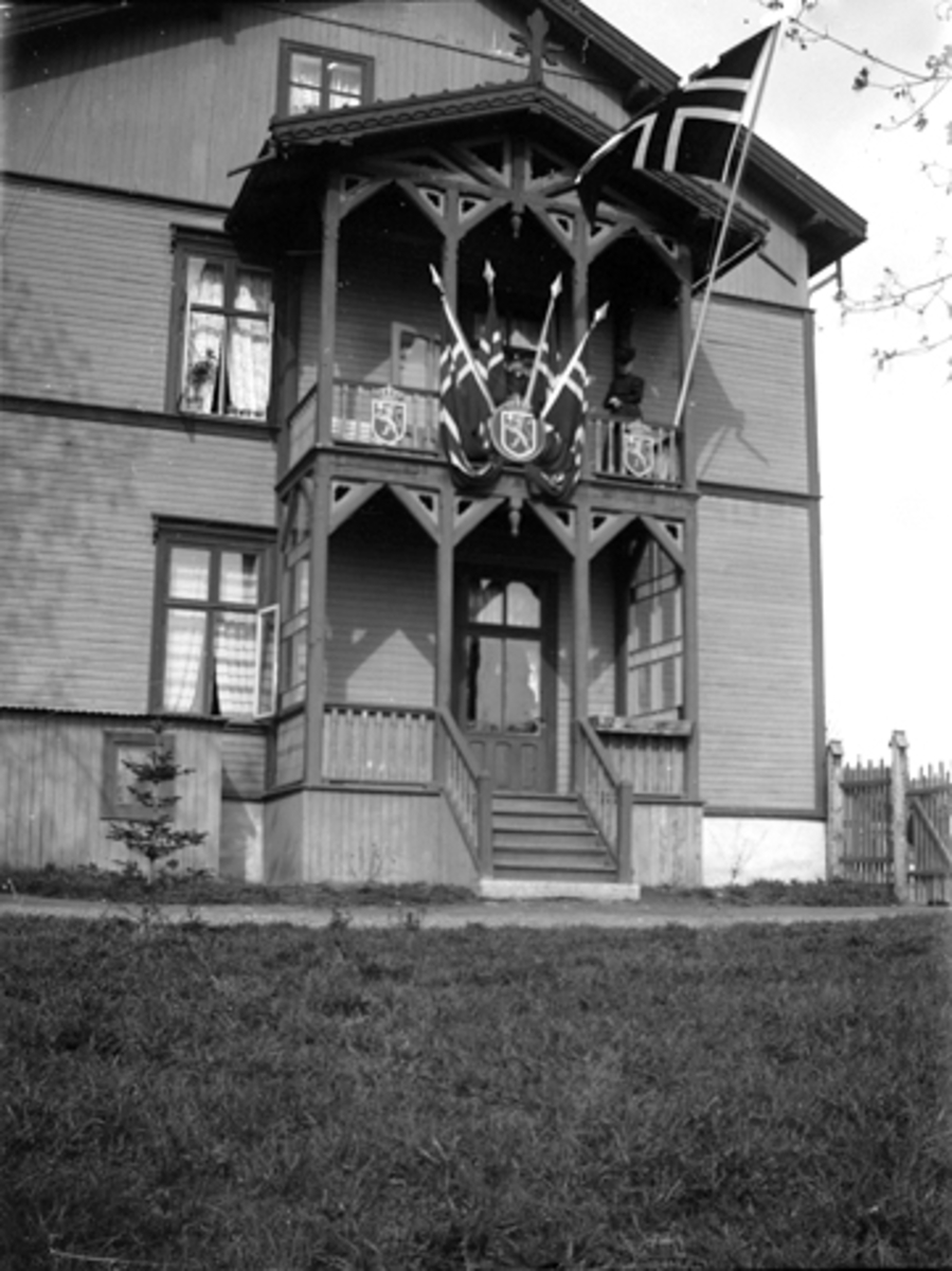 Anno Domkirkeodden, STASJONSMESTER CHR. LUNDS HUS, KVARTAL 116, PARKGATA 34, HAMAR, PYNTET MED NORSKE FLAGG I FORBINDELSE MED TURNSTEVNET I 1907.