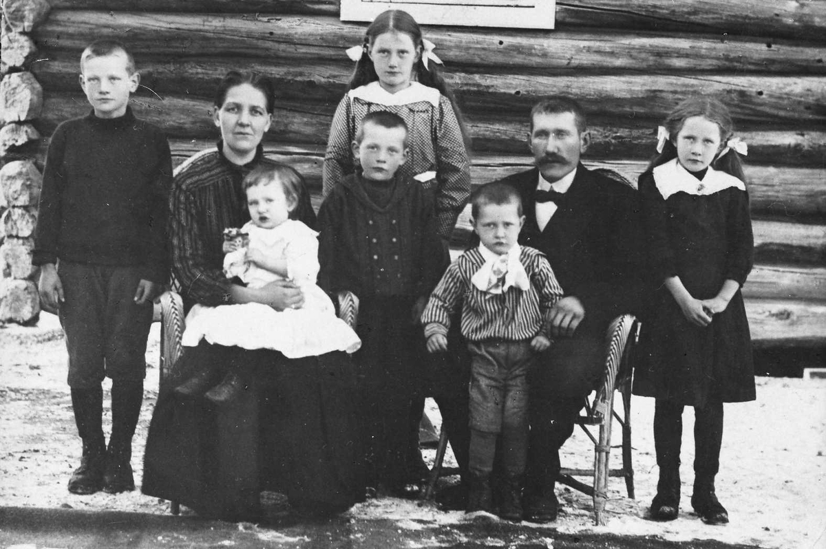 Alexander Bredstrøm Ansberg, Gruppebilde, personer, klær.
