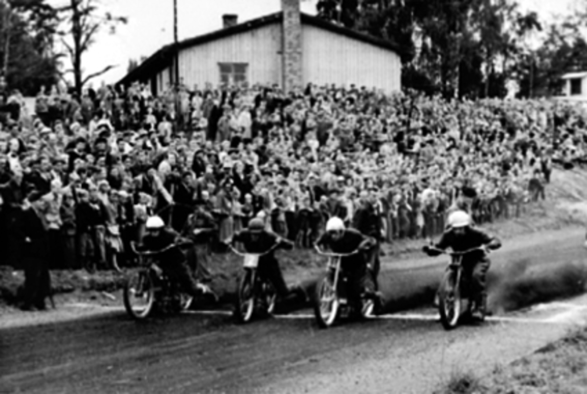 Anno Domkirkeodden, SPEEDWAY, UTSTILLINGSPLASSEN, 4 MOTORSYKLER PÅ STARTSTREKEN, PUBLIKUM, FRA VENSTRE: UKJENT, ERLING CAE, UKJENT, NILS KR. PAULSEN.