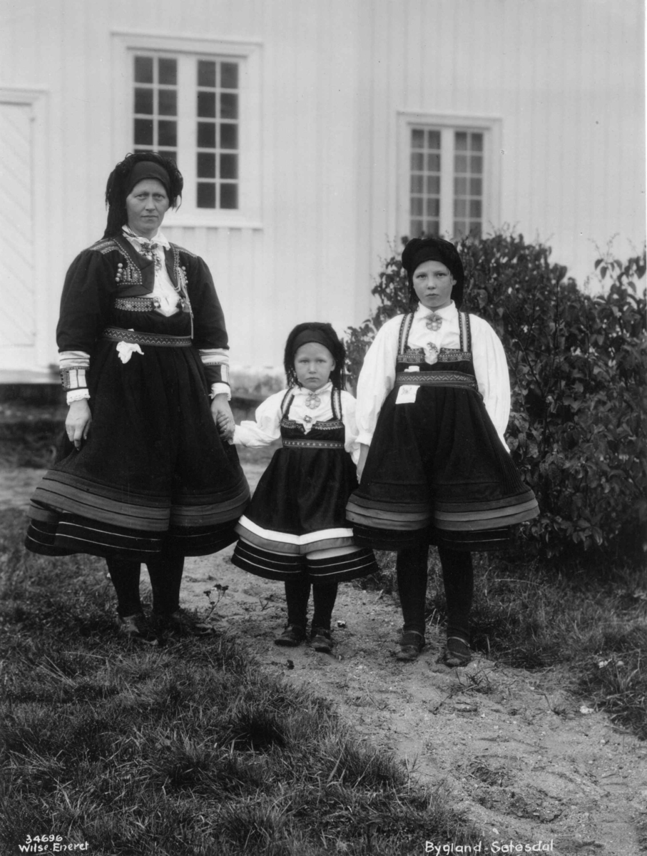 Anders Beer Wilse, Barnedrakt. Kvinne- og barnedrakt.