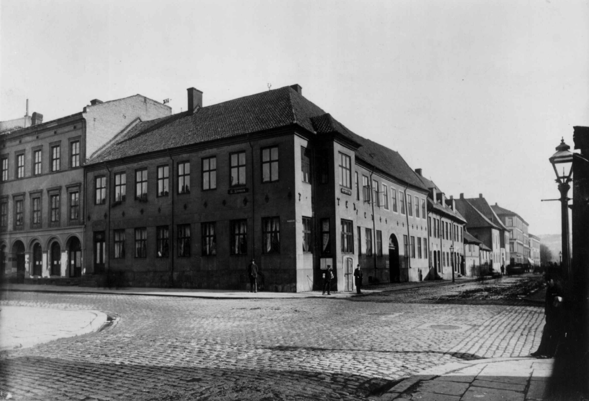 Ukjent, Rådhusgata 11, Oslo. Gammel hjørnebygning sett fra gata.