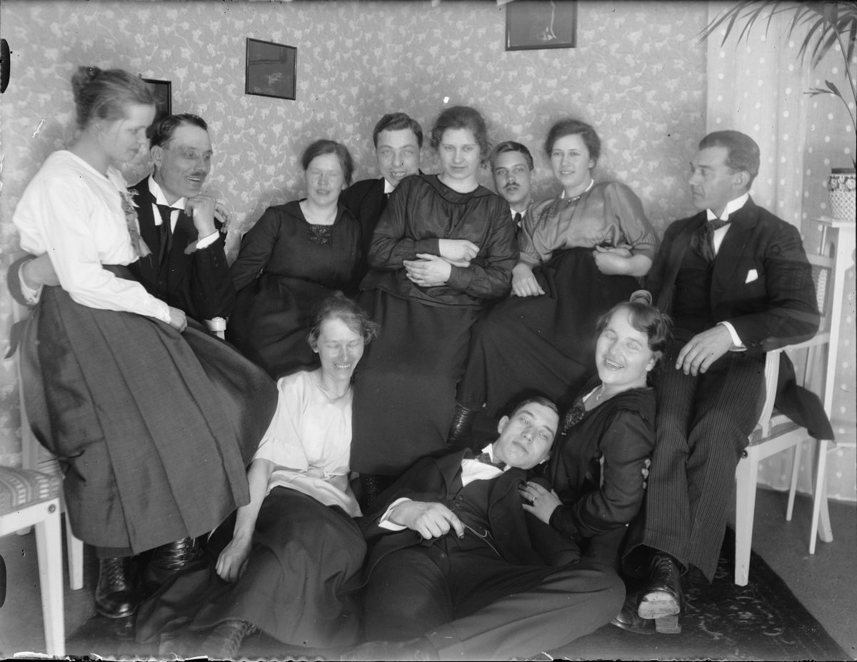 Skötsner-Edhlund, Josef Edhlund tillsammans med kvinnor och män, Östhammar, Uppland