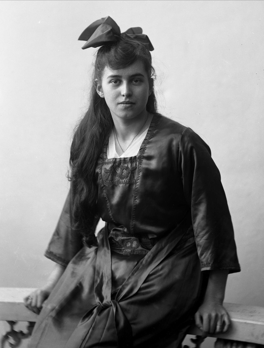 Gustav Borgen, Portrett, ung pike i mørk drakt. Inger Lange.