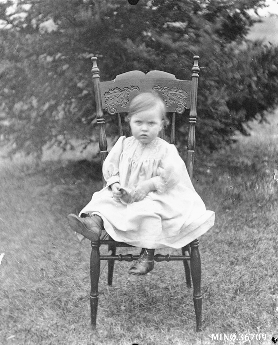 Ellert Kleven, Lita jente i gyngestol - Evelyn f. Kleven