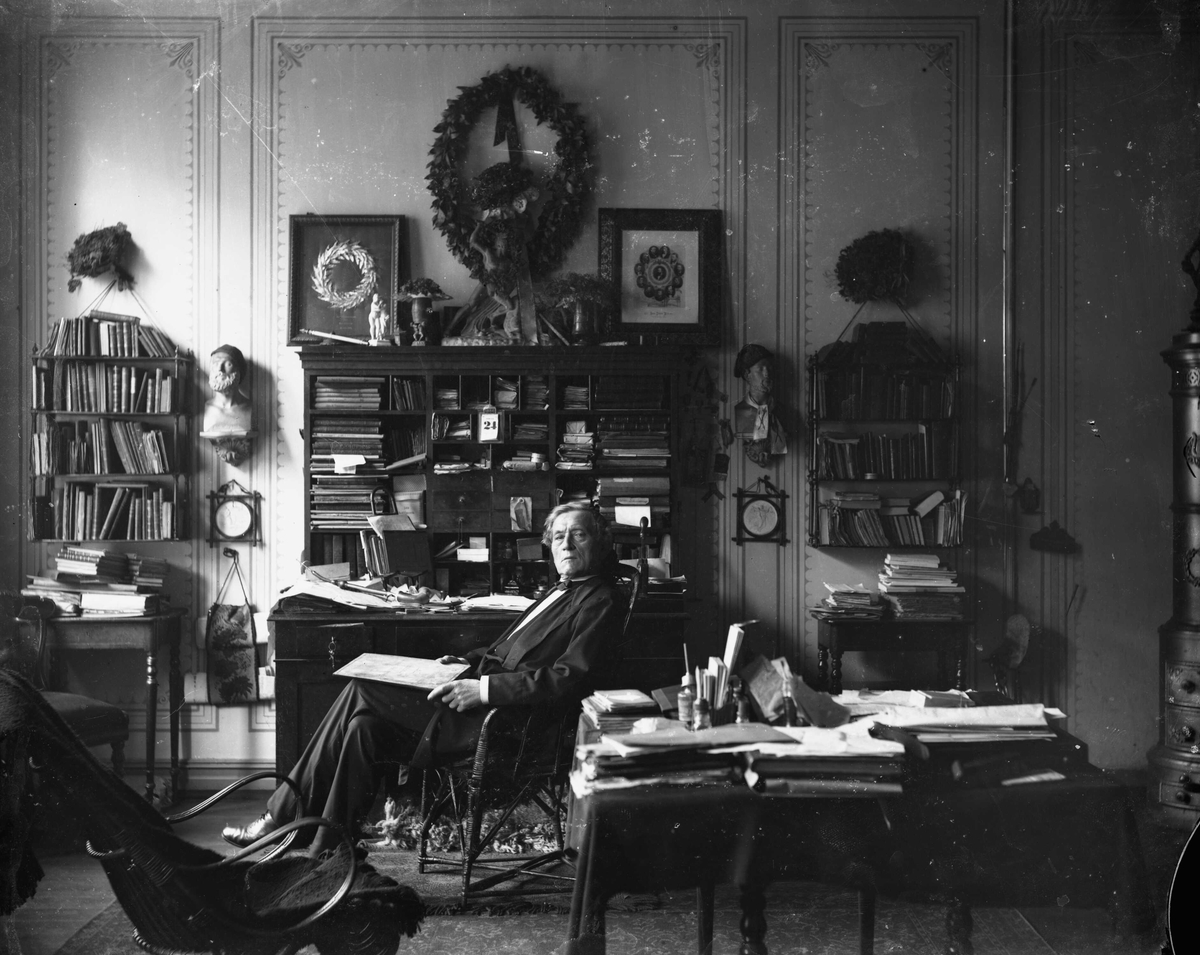 Marthinius Skøien, Interiør fra musiker, sanger og kordirigent Johan Didrik Behrens kontor i Langes gate i hovedstaden.