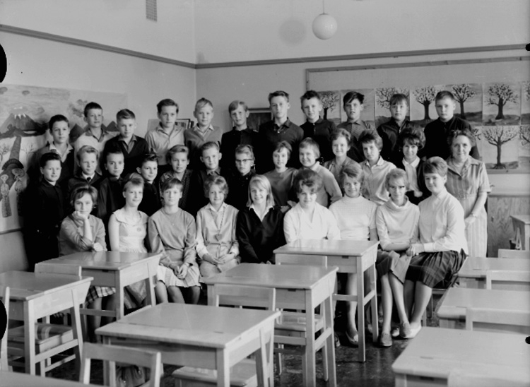 Sven Lindskog, Engelbrektsskolan, klassrumsinteriör, 32 skolbarn med lärarinna fröken Rut Widell. Klass 6Az, sal 3.