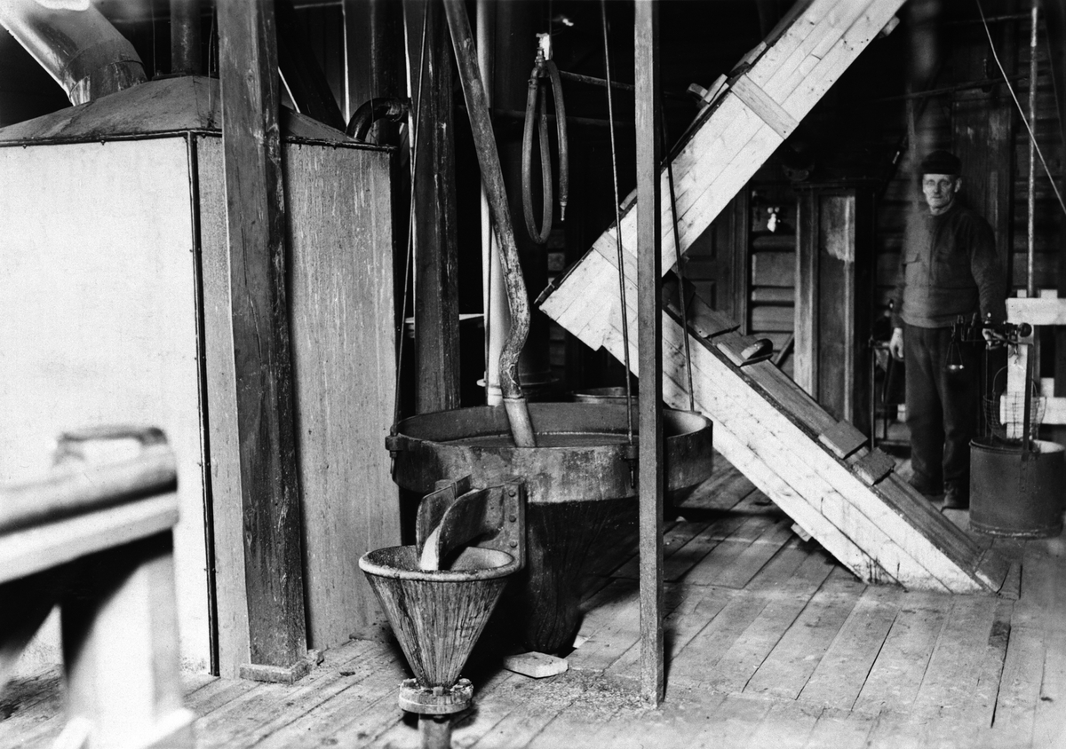 Anno Domkirkeodden, INTERIØR LØITEN BRÆNDERI, LØTEN BRENNERI, FRA SPRITPRODUKSJONEN I DEN GAMLE BYGNINGEN