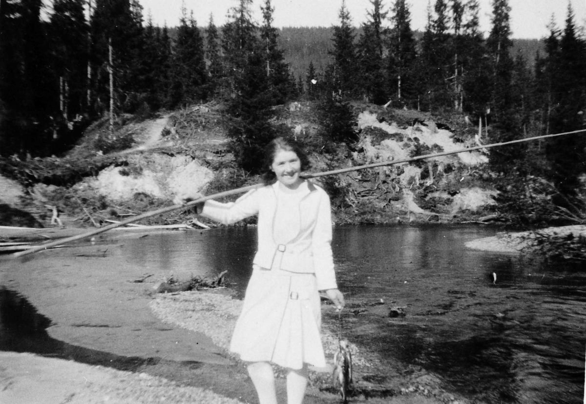 Rachel Haarseth, Kvinne, klær, fiskestang, fisk, naturforhold.