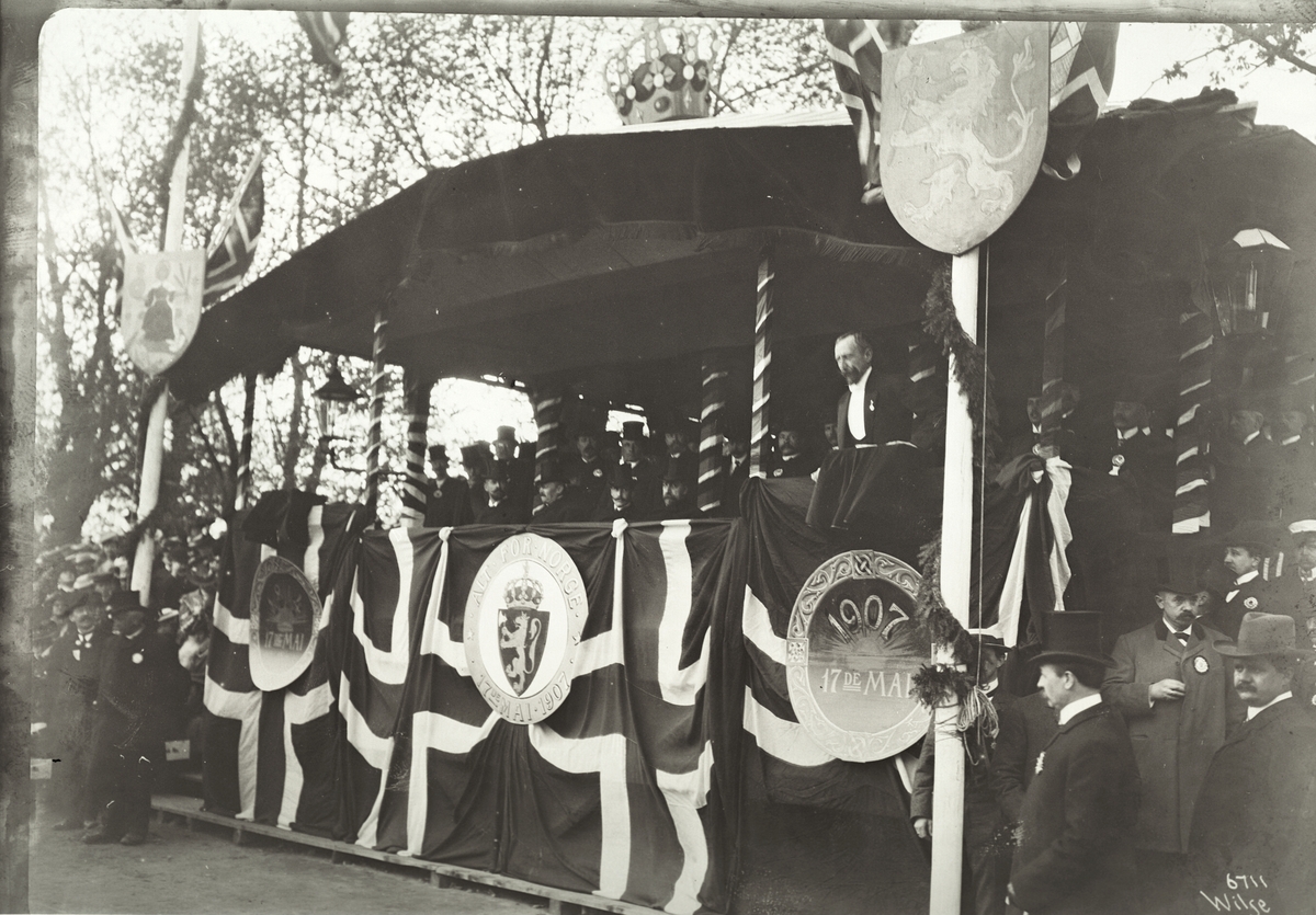 Anders Beer Wilse, "Prot: 17de.mai - Amundsen taler