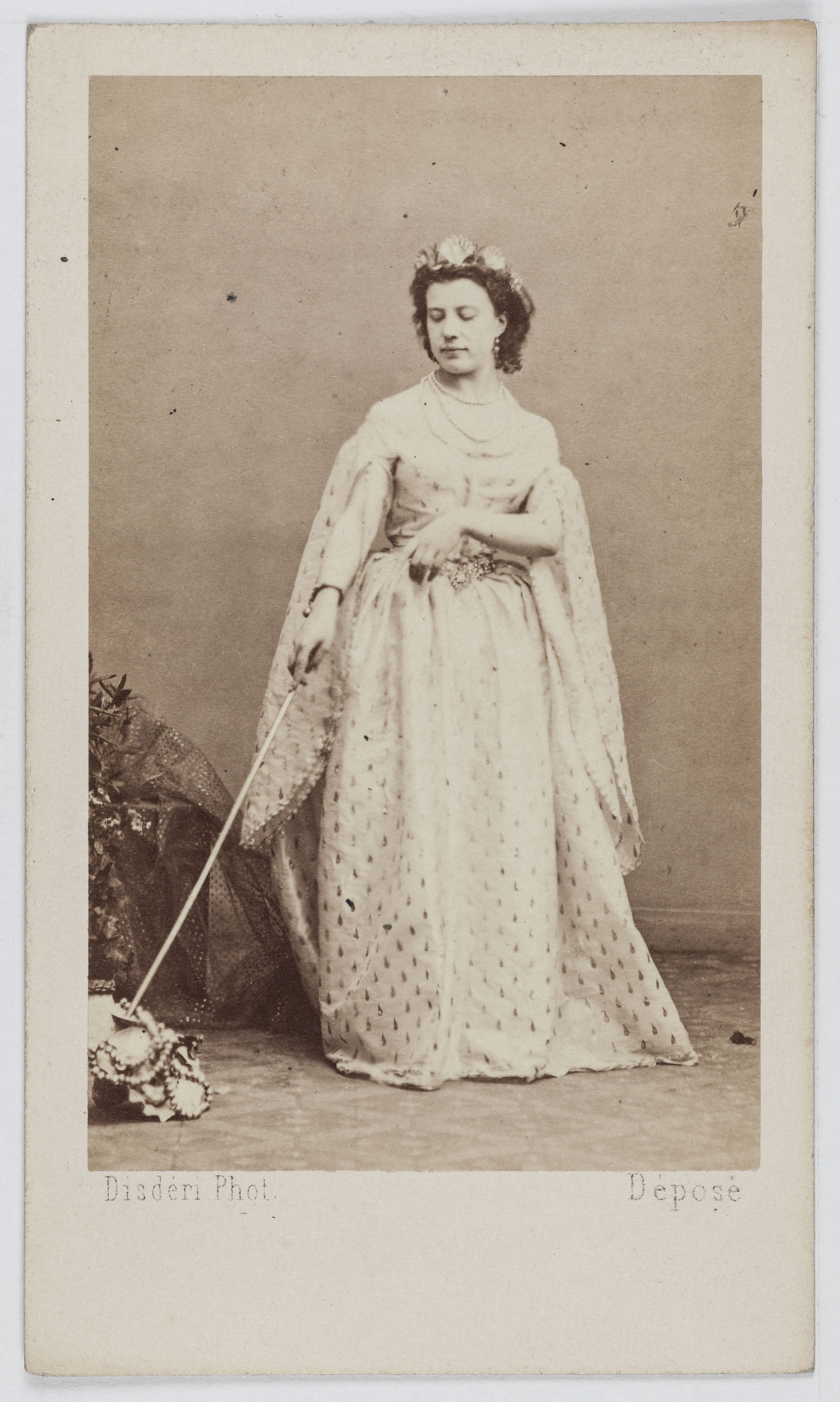 André-Adolphe-Eugène Disdéri, Portrait d'Alexandrine Simon (1834- ap.1895), danseuse et actrice à l'Opéra de 1852 à 1870, au Théâtre des Bouffes-Parisiens en 1862 et au Théâtre de la Gaîté.