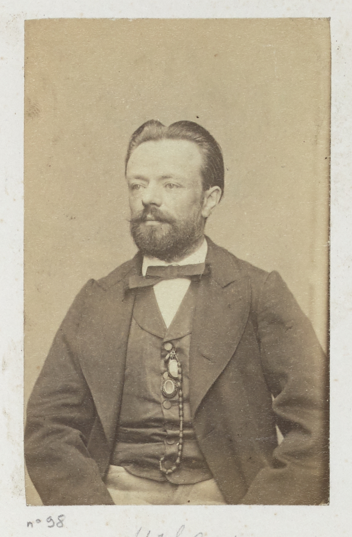 Ernest Charles Appert, Urbain Raoul (1837-1902). Instituteur et membre de la Commune (ami de Marie Leroy), il approuve la destruction de la colonne Vendôme et de la maison de Thiers. Il fut condamné à la déportation en Nouvelle Calédonie.