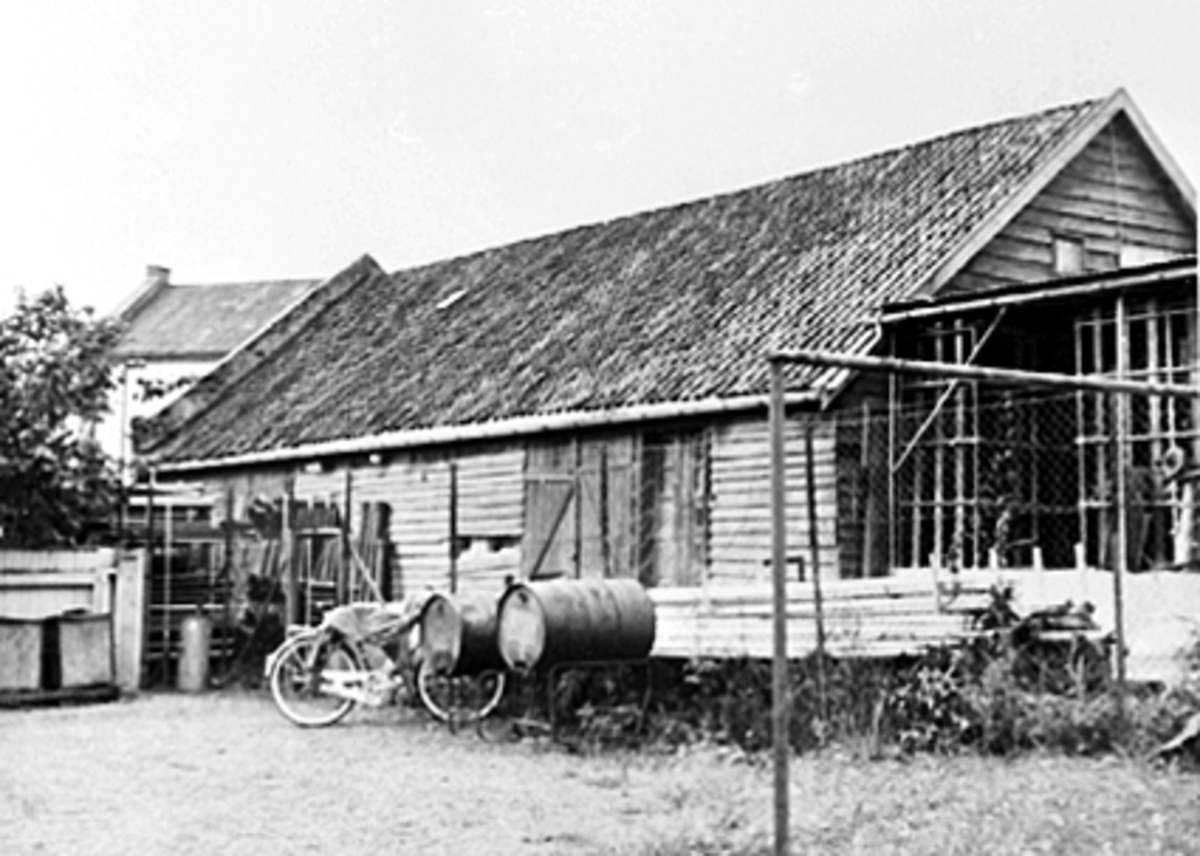 Anno Domkirkeodden, EKSTERIØR BAKGÅRD, SKAPPELSGATE 2, OLJEFAT, SYKKEL, SØPPELKASSER