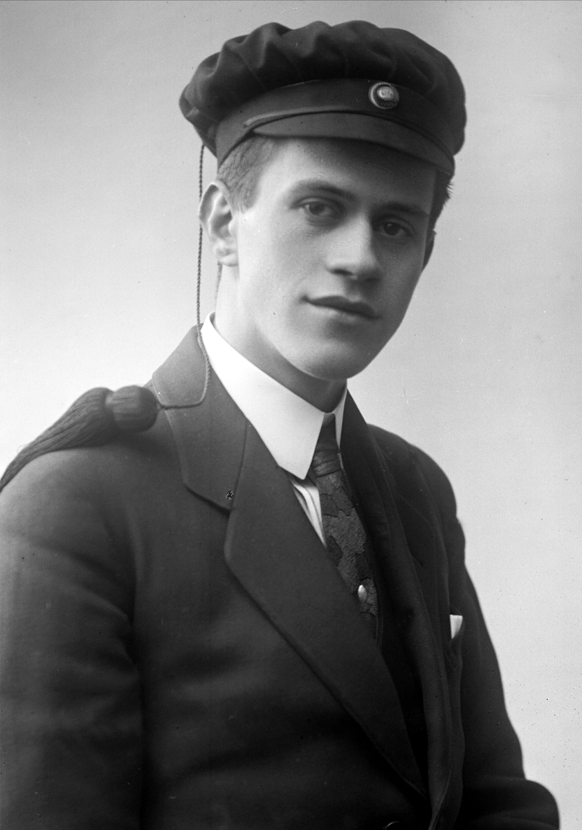 Gustav Borgen, Portrett, mann med studentlue. Student Jonatten.