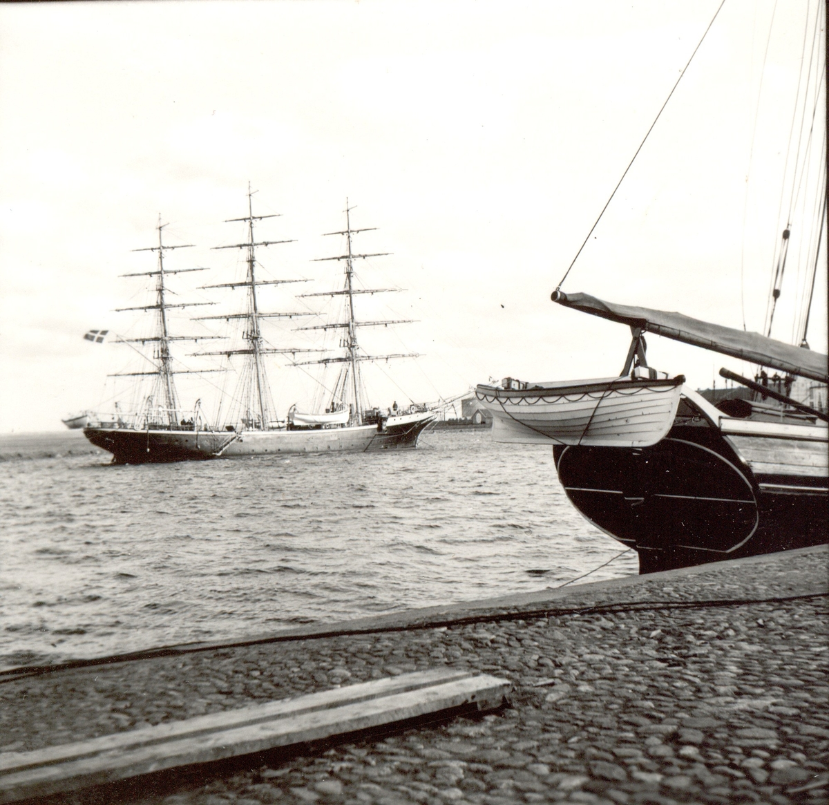 Okänd fotograf,, Besök i Kalmar 1937. Det danska skolskeppet Georg Stage, världens minsta fullriggare.