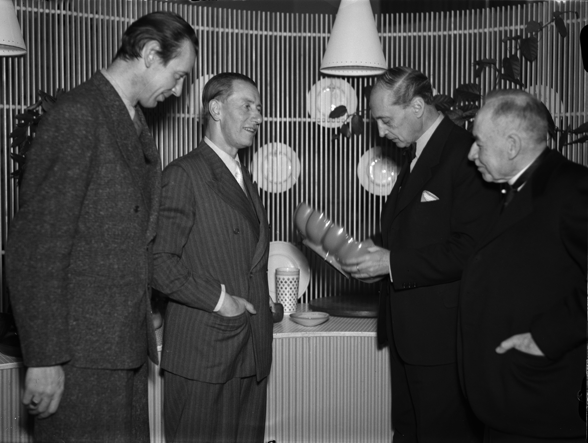 Paul Sandberg, Konstnärerna Vicke Lindstrand och Arthur Percy, landssekreterare Elias Stenius och dr Erik von Bahr på invigningen av Upsala-Ekeby AB:s utställning "Ekeby av i dag"