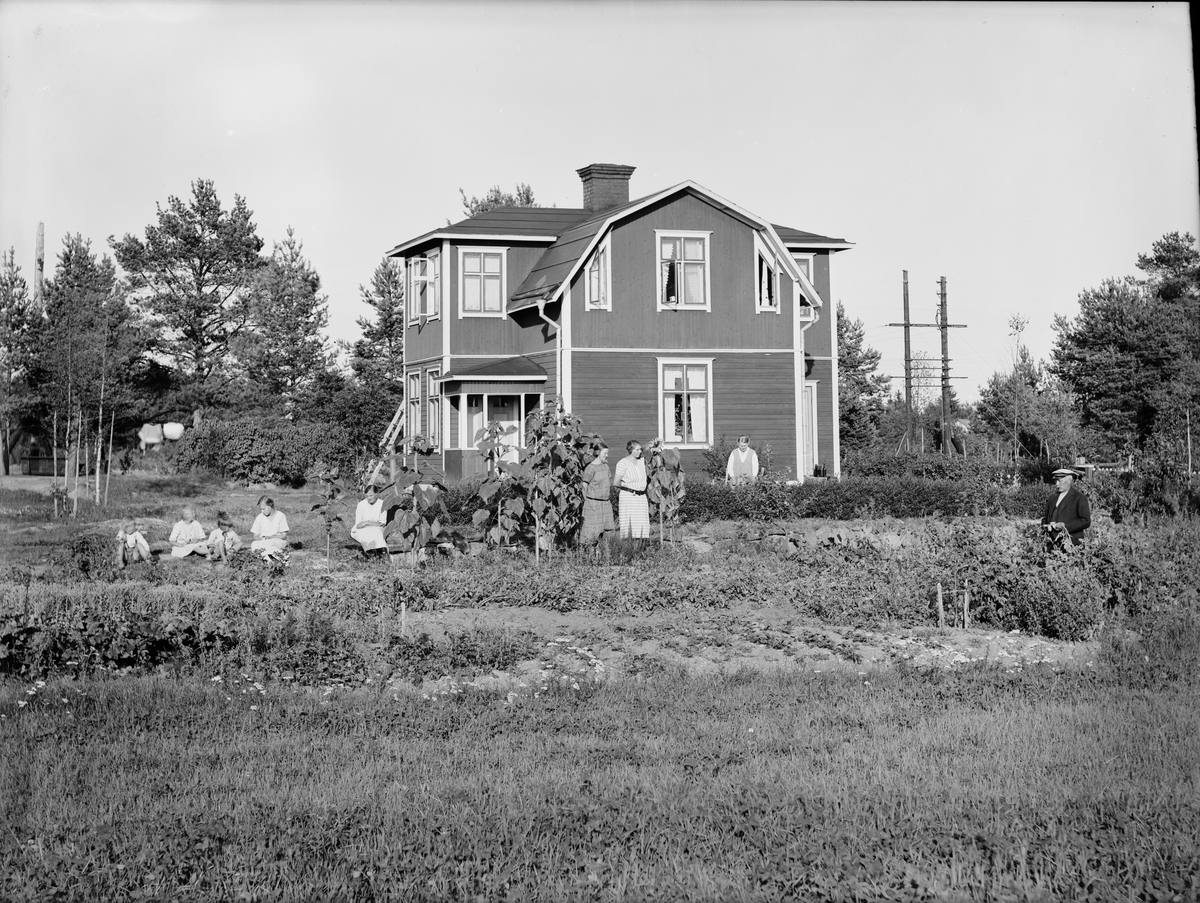Skötsner-Edhlund, Bostadshus med barn och vuxna i trädgården, Stjärnlund, Gammelbyn, Uppland