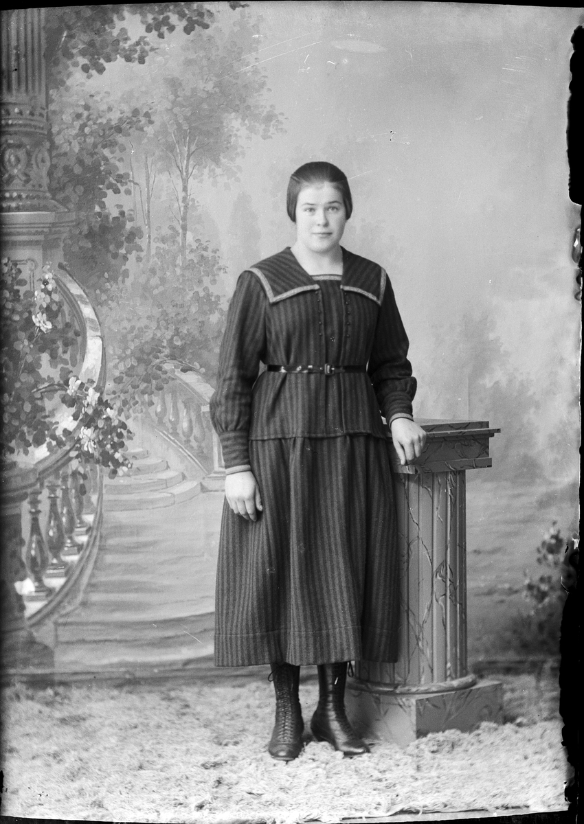 Skötsner-Edhlund, Ateljéporträtt - Martina Sjölund från Löhammar, Harg socken, Uppland 1923