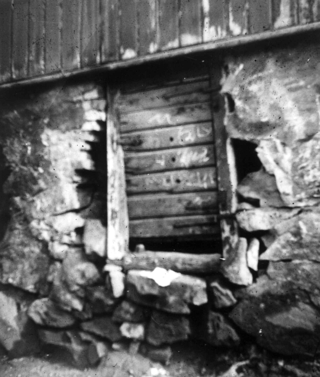 Nanna Broch, Parti fra yttervegg, bolig? Luke (?) i grunnmur. Fra boliginspektør Nanna Brochs boligundersøkelser i Oslo 1920-årene.