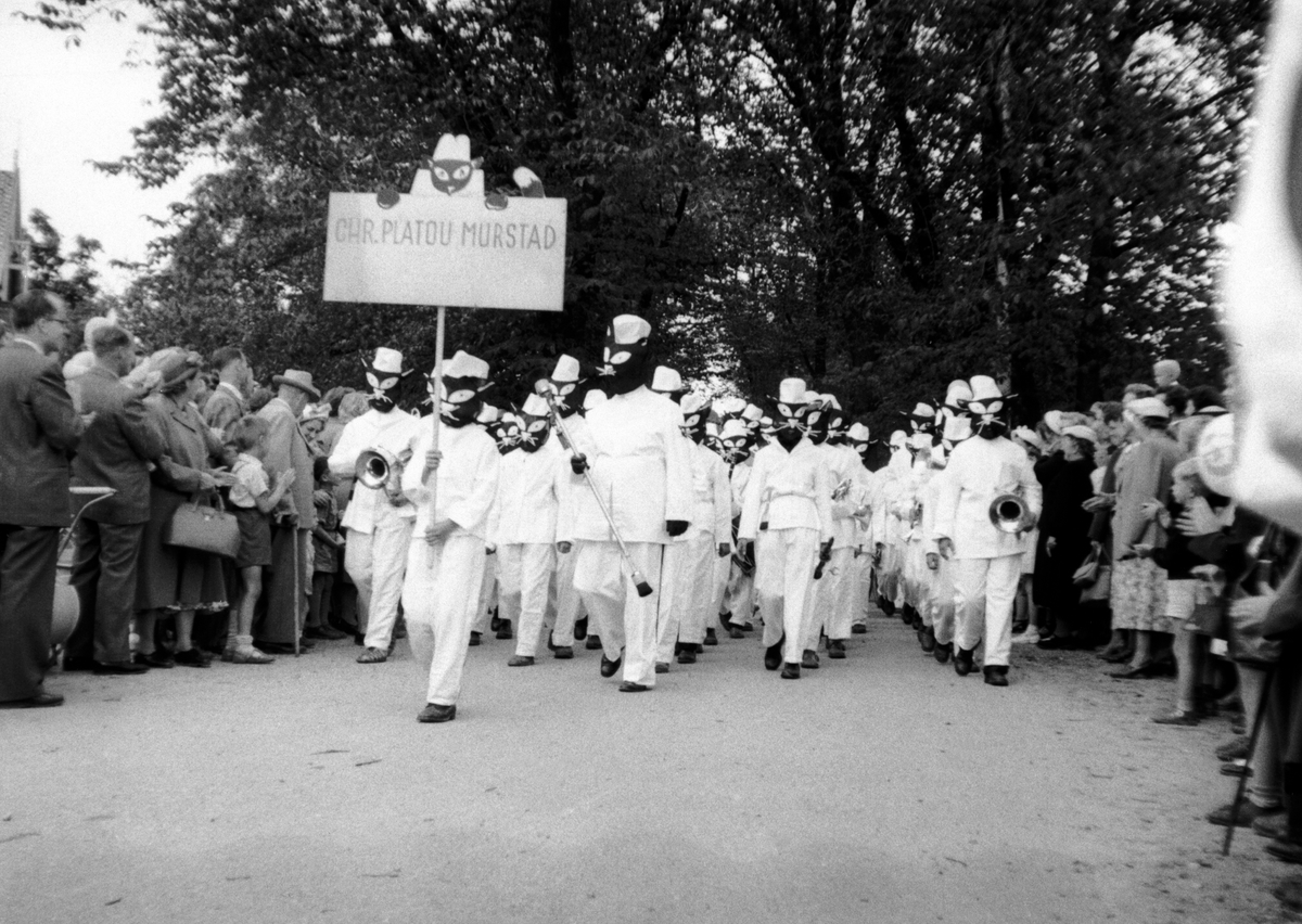 Anno Domkirkeodden, HAMARDAGEN 1954, HAMAR GUTTEMUSIKKORPS UTKLEDD SOM MURSTADKATTER, REKLAME FOR CHR. PLATOU MURSTAD