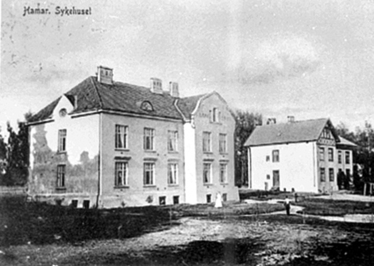 Anno Domkirkeodden, EKSTERIØR HAMAR SJUKEHUS, 2 SYKEHUS, HUSET TIL VENSTRE FRA 1907 OG HUSET TIL HØYRE FRA CA. 1881, SKOLEGATA. 32.