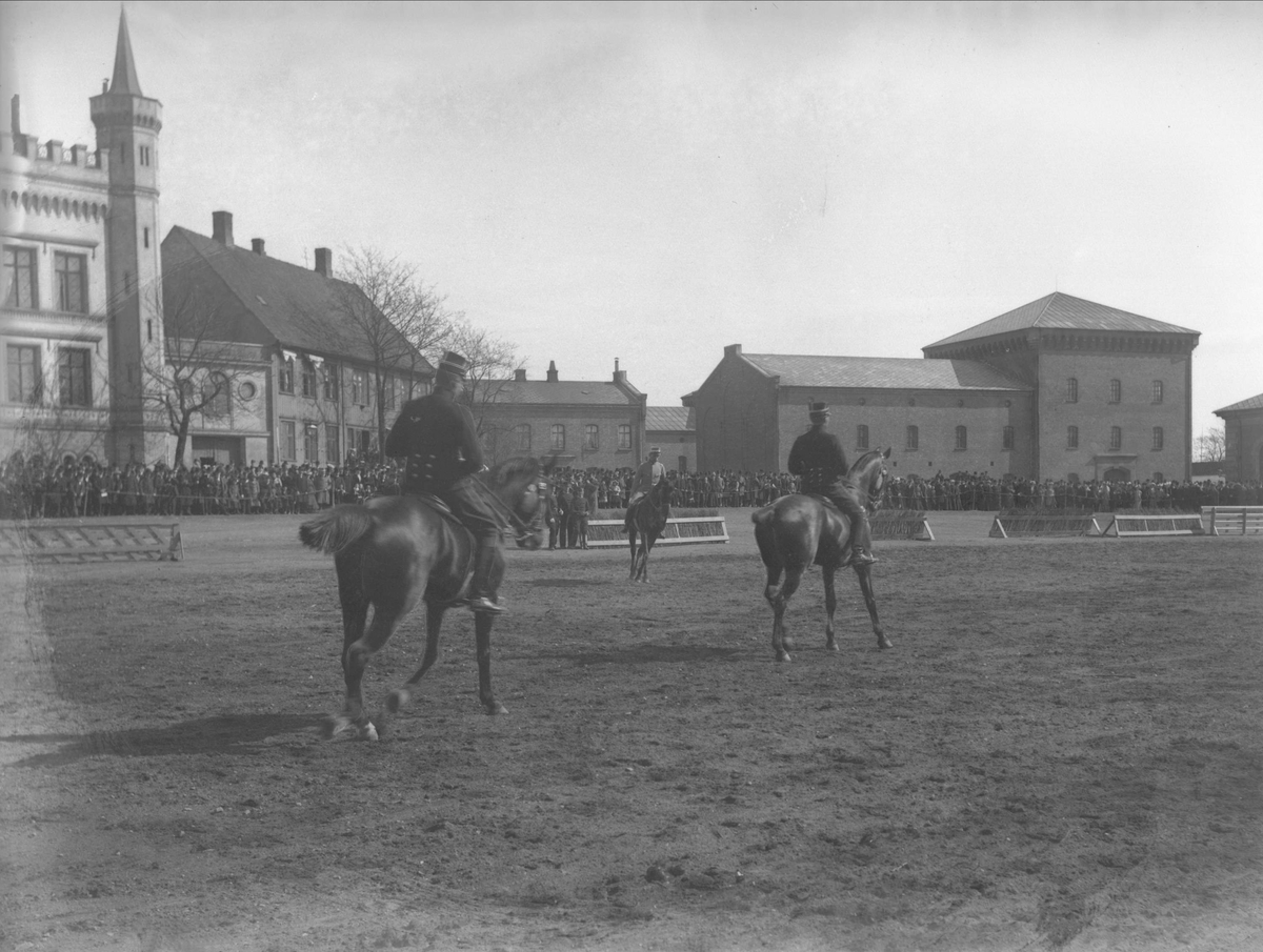 Gustav Borgen, Festningsplassen Akershus festning, Oslo. Militær rideoppvisning.