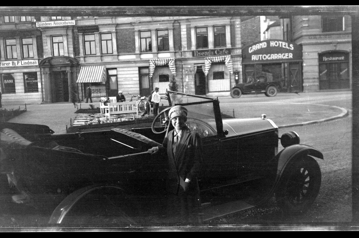 Rolf Sr. Sundt, En ukjent kvinne står foran Rolf Sundt sr.'s Buick i en ukjent by. Fotografert 1927.